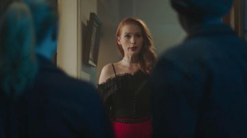 Blusa Negra Magda Butrym de Cheryl Blossom (Madelaine Petsch) en Riverdale S02E02