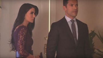 La robe Adrianna Papel de Hermione Lodge (Marisol Nichols) dans Riverdale S02E03