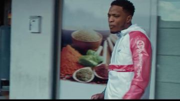 La veste Champion translucide de Niska dans son clip Chasse à l'homme