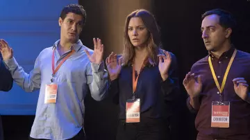 Le chemisier bleu marine L'Agence de Paige Dineen (Katharine McPhee) dans Scorpion S04E05