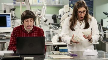La chemise à carreaux bordeaux Obey de Howard Wolowitz (Simon Helberg) dans The Big Bang Theory S11E05
