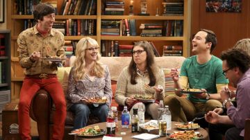 La camisa de flores de Your Neighbors en Howard Wolowitz (Simon Helberg) en The Big Bang Theory S11E05
