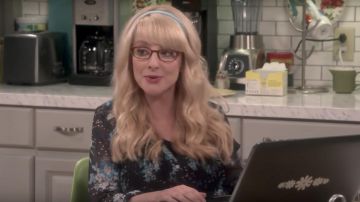 Le chemisier à fleurs A Pea in the Pod de Bernadette Rostenkowski (Melissa Rauch) dans The Big Bang Theory S11E05
