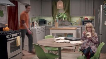 The PinkBlush Maternity flower top de Bernadette Rostenkowski (Melissa Rauch) en The Big Bang Theory S11E05
