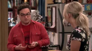 Le t-shirt rouge Arbor Recycle de Leonard Hofstadter (Johnny Galecki) dans The Big Bang Theory S11E05