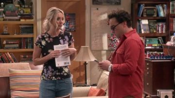 Le top à fleurs Ted Baker de Penny (Kaley Cuoco) dans The Big Bang Theory S11E05