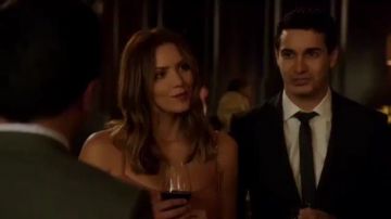 The velvet dress BCBGMAXAZRIA Paige Dineen (Katharine McPhee) in Scorpio S04E05