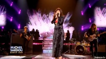 El vestido largo de terciopelo de Nolwenn Leroy en el último desfile de Michel Sardou del 19/10/2017