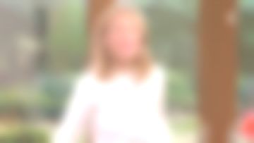 Le pull en cachemire de Agathe Lecaron dans La maison des maternelles du 23/10/2017