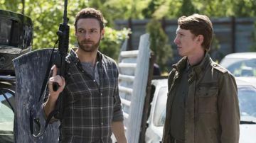 Camisa a cuadros de Aaron (Ross Marquand) en The Walking Dead S08E01