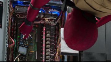 The calculator used by Peter Parker / Spider-Man (Tom Holland) in Spider-Man : Homecoming