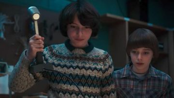 Suéter con patrones geométricos de Mike Wheeler (Finn Wolfhard) en la temporada 2 de Stranger Things
