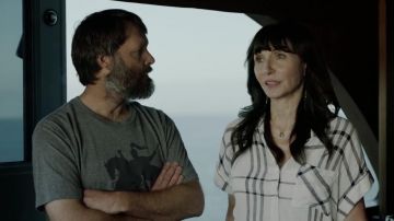 Le t-shirt gris chevalier de Phil Mil­ler (Will Forte) dans Last Man On Earth S04E03