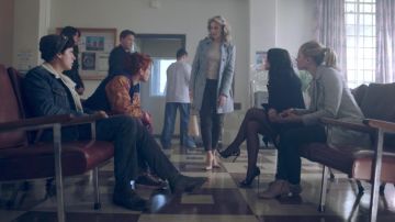 Le sac à main rose Ted Baker de Alice Cooper (Madchen Amick) dans Riverdale S02E01