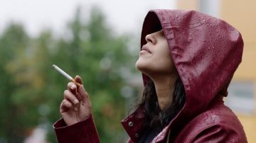 Le ciré bordeaux de Kahina Zadi (Leïla Bekhti) dans Jour Polaire S01E08