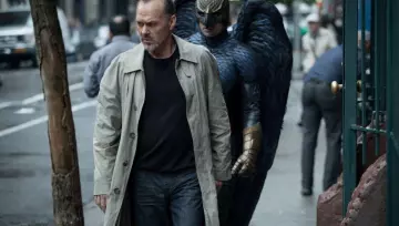 L'imperméable beige de Riggan Thomson (Michael Keaton) dans Birdman
