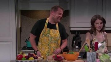 le tablier tournesol de James Corden dans son emission The Late Late Show with James Corden