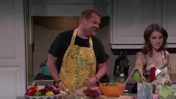 le tablier tournesol de James Corden dans son emission The Late Late Show with James Corden