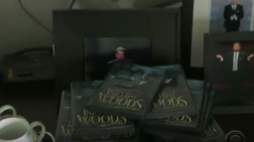 Le dvd du film Into the woods aperçu dans The Late Late Show with James Corden