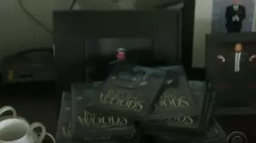 Le dvd du film Into the woods aperçu dans The Late Late Show with James Corden