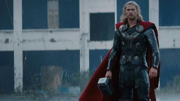 La réplique du marteau Mjöllnir de Thor (Chris Hemsworth) dans Thor : Le monde des ténèbres