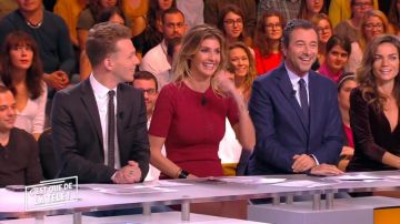 The dress bordeaux of Caroline Ithurbide in This is that the television in the 25/10/2017