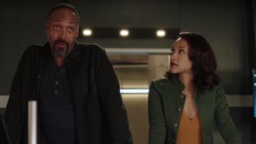 Le débardeur moutarde de Iris West (Candice Patton) dans The Flash S04E03