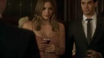 La robe rose BCBGMAXAZRIA saumon en daim portée par Paige Dineen (Katharine McPhee) dans Scorpion S04E05