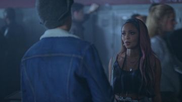 Le top tartan BDG de Toni Topaz (Vanessa Morgan) dans Riverdale S02E03