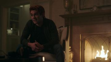 Le gilet gris en cachemire Banana Republic de Archie Andrews (K.J. Apa) dans Riverdale S02E03