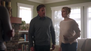 The pull of the knots on the sleeves Club Monaco Alice Cooper (Madchen Amick) in Riverdale S02E03