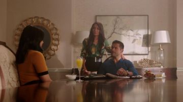 Le chemisier vert Alice + Olivia de Hermione Lodge (Marisol Nichols) dans Riverdale S02E03