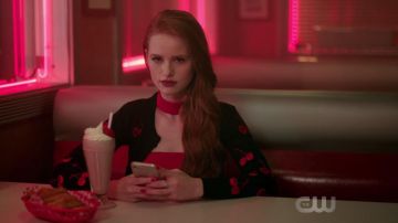 Le gilet cerises Alice + Olivia de Che­ryl Blossom (Madelaine Petsch) dans Riverdale S02E03
