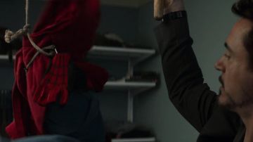 Le premier costume artisanal de Peter Par­ker / Spi­der-Man (Tom Holland) dans Spider-Man : Homecoming