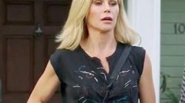 The t-shirt AllSaints of Claire Dunphy (Julie Bowen) in Modern Family S09E03