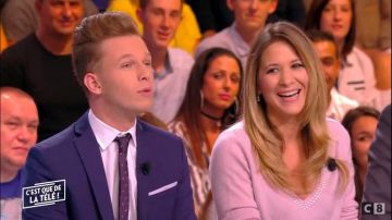 The cashmere Sweater has a V-neck adorned with beads, stéphanie loire in It is that the television in the 26/10/2017