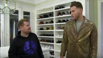 le sweatshirt Nike Air Jordan que porte James Corden dans son émission The Late Late Show with James Corden