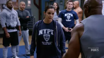 Le t-shirt FDNY de Amy Santiago (Melissa Fumero) dans Brooklyn Nine-Nine