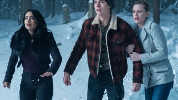 Le blouson noir col fourrure porté par Veronica Lodge (Camila Mendes) dans Riverdale Saison 1 Episode 13