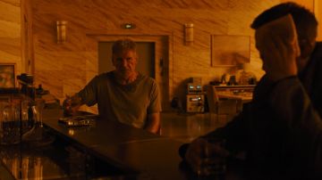 The whiskey bottle rectangular Johnnie Walker Rick Deckard (Harrison Ford) in Blade Runner 2049