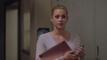 The small sweater V-neck Halogen Betty Cooper (Lili Reinhart) in Riverdale S02E03