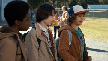 Trucker Cap Chapeau Rouge/Blanc porté par Dustin Henderson (Gaten Matarazzo) comme on le voit dans des Choses plus étranges Saison 1 Épisode 1