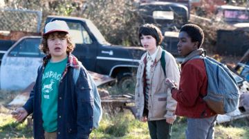 Waupaca vert Tee Shirt porté par Dustin Henderson (Gaten Matarazzo) comme on le voit dans des Choses plus étranges Saison 1 Épisode 1