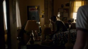 Póster de la película original de Tiburón (1975) en el dormitorio de Will Byers (Noah Schnapp) como se ve en Stranger Things S01E03