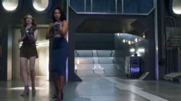 Las sandalias de tacón negro Schutz de Iris West (Candice Patton) en The Flash S04E02