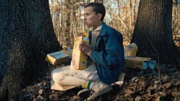 Calcetines deportivos blancos a rayas verdes y amarillas usados por Eleven (Millie Bobby Brown) como se ve en Stranger Things S01E04