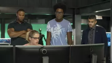 Le T-shirt motif palmier de  Curtis Holt (Echo Kellum) dans Arrow S06E03