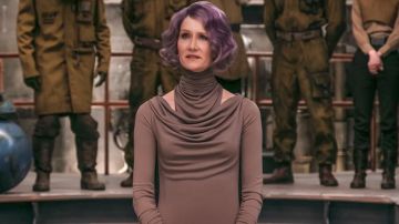 La robe drapée de l'amiral Amilyn Holdo (Laura Dern) dans Star Wars : Les derniers Jedi