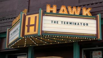 Le film Terminator qui passe au cinéma de Hawkins dans Stranger Things S02E01