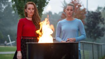 El top rojo de manga larga H&M de Cheryl Blossom (Madelaine Petsch) en Riverdale S01E03